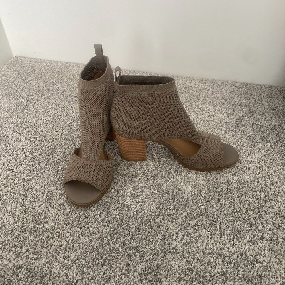 Violet & Red Tan Peep Toe Block Heel Booties – Size 8.5 (Never Worn)
